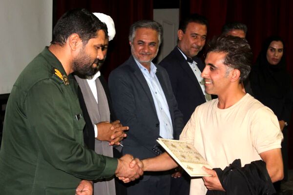 مراسم تجلیل از نویسندگان و هنرمندان شهرستان فراشبند‌