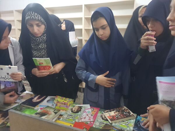 صدای ورق زدن کتاب، نوای دبیرستان شاهد تکتم در هفته کتاب