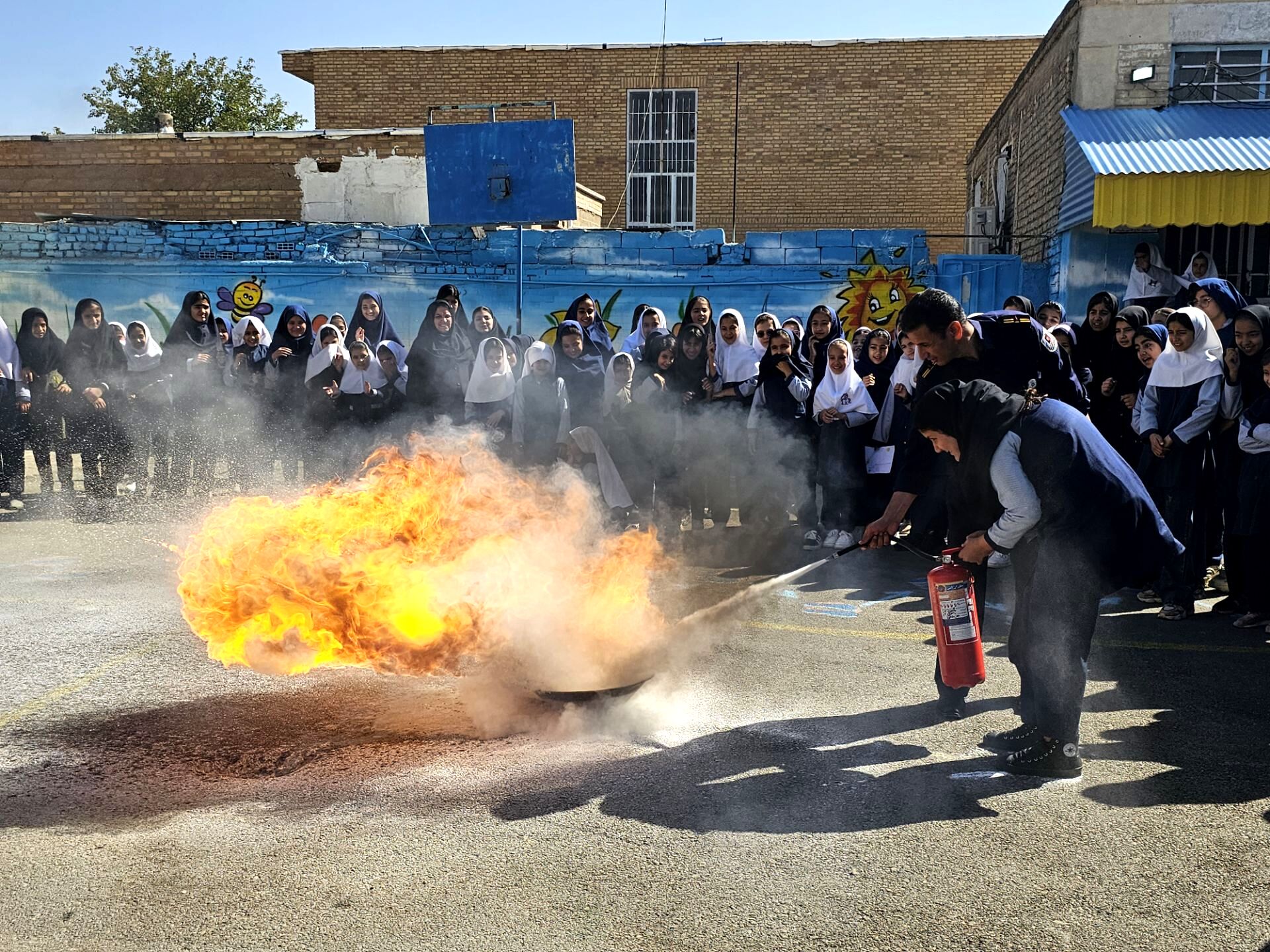 بزرگداشت روز آتش‌نشان در مدرسه شهید خاقانی شهرستان شیروان