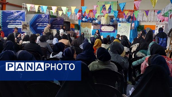 نمایشگاه هفته پژوهش در دبیرستان احمدی روشن شهرستان فردیس