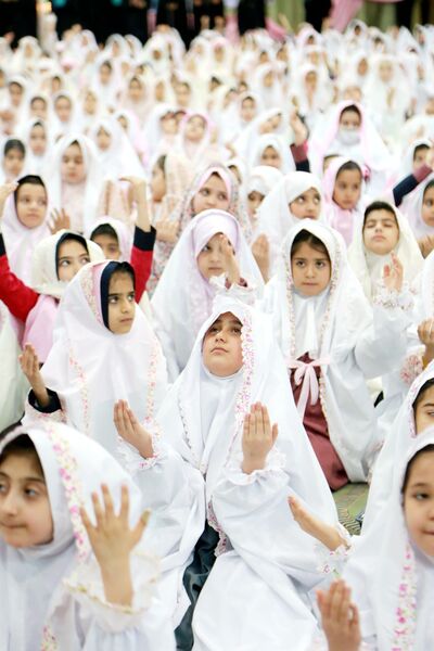  جشن تکلیف ۱۴۰۰ نفری دانش‌آموزان دختر شاهین شهری 