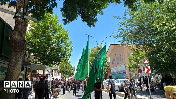 خیابان ها غرق در نوای طبل ها