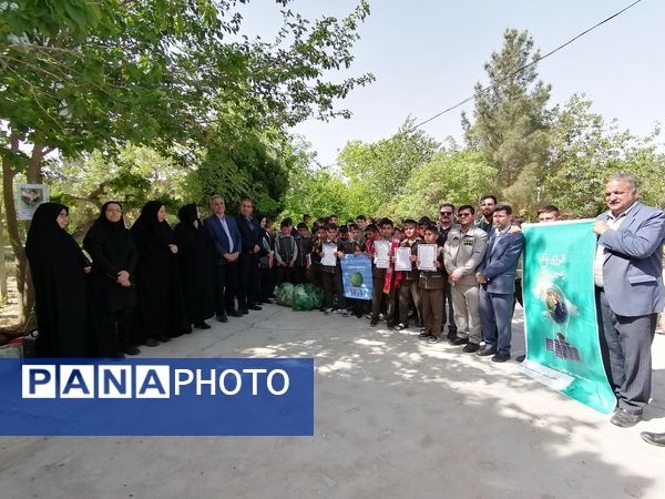 حضور دانش‌آموزان پیشتاز دبستان شهید شوشتری در کوهستان پارک شهرستان فاروج