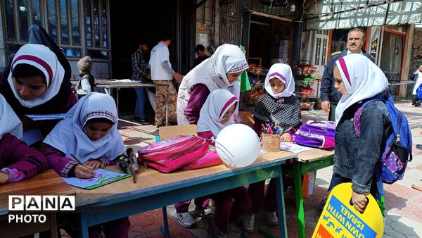حضور دانش‌آموزان مارگونی در اربعین شهادت رهبر معظم انقلاب با نقاشی‌هایی از یاد ایشان