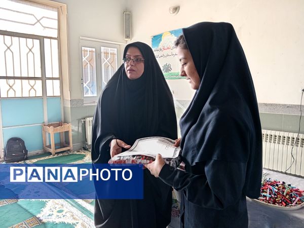 اهدای چادر به مناسبت روز دختر در خلیل‌آباد