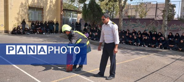  آموزش مهارت‌های اطفای حریق در دبیرستان نمونه محبوبه محبی نیشابور 