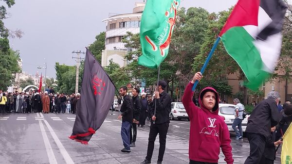 کاروان عزاداری شهیدان خدمت در خیابان‌های شهر اراک