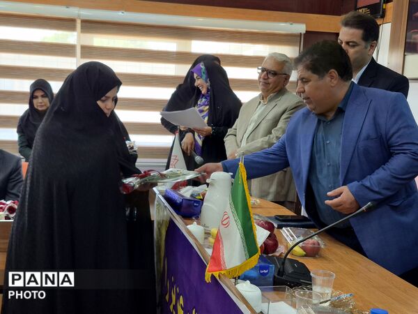 معلمان نمونه در قاب افتخار آموزش و پرورش منطقه ۵