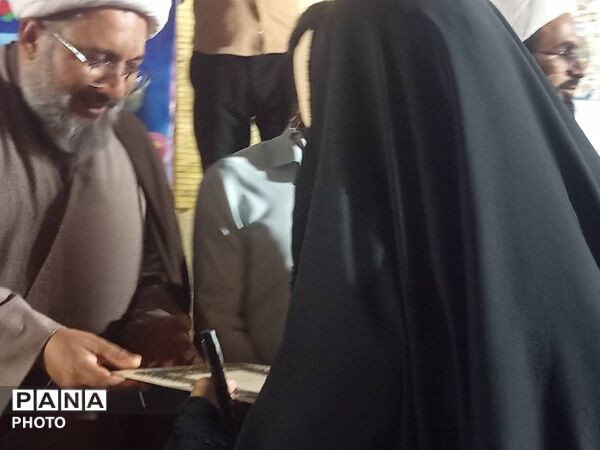 اجلاس سراسری نماز و تجلیل از دانش‌آموزان فعال در حاجی‌آباد