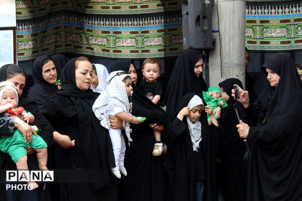 پرچم عشق حسینی بر دستان مادران و شیرخوارگان