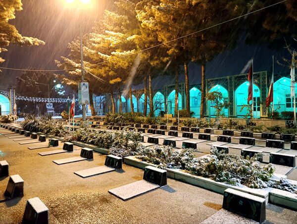 حال و هوای گلزار شهدا با بارش برف الهی