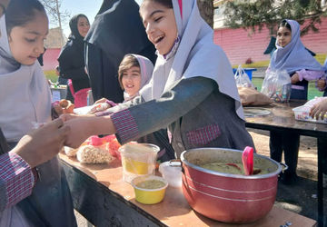 بازارچه دست ساخته‌های دانش آموزی و مواد غذایی دبستان شهید چراغی