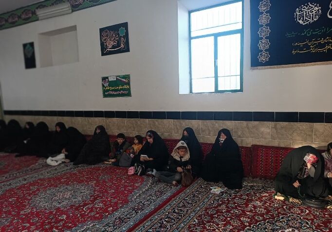 تکریم از مادران شهدا در پایگاه طاهره بسیج خواهران روستای حسین آباد