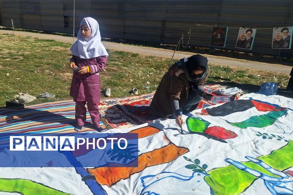 لذت نقاشی همگانی کنار دوستان در بوستان جنت شیراز 