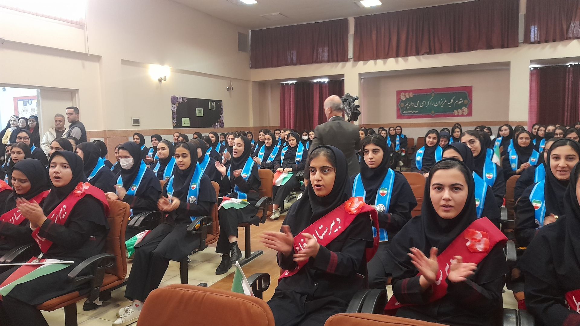 طنین‌انداز شدن زنگ انقلاب در دبیرستان فاطمه پزشکی ناحیه ۴ کرج