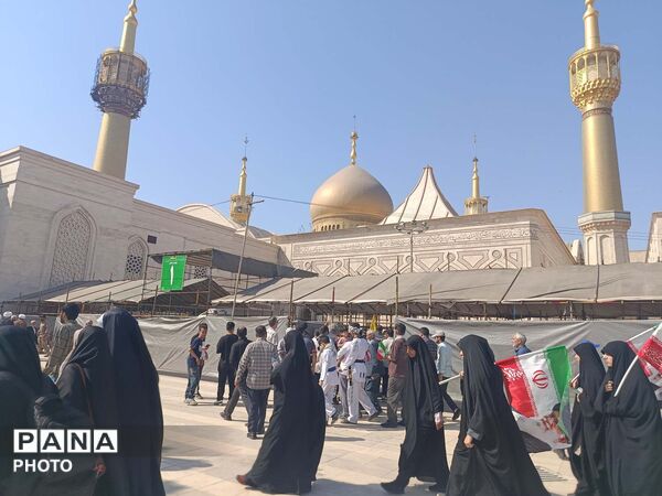 اردوی زیارتی دانشجومعلمان قم در مرقد امام و بیت رهبر شهید