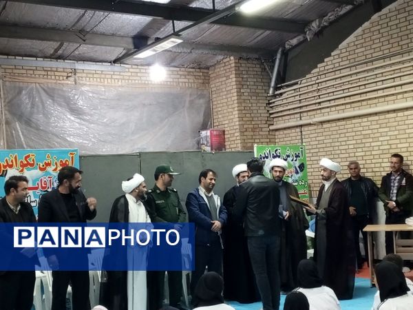 اهدای کمربند به تکواندو کاران فاروجی