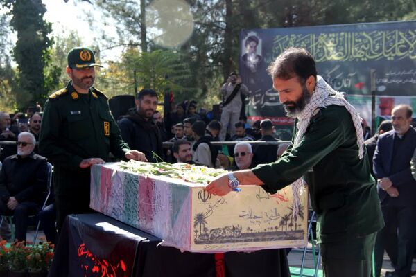 تشییع و خاکسپاری شهید گمنام در باغ جنت شیراز