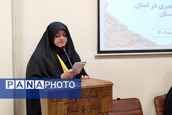 دیدار دختران دانش‌آموز سنندجی با نماینده ولی‌فقیه در کردستان 