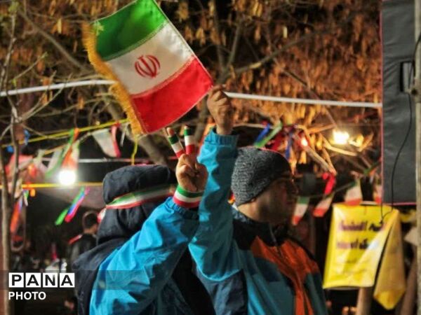 زن و مرد و پیر و جوان این شب ها در اجتماعات خیابانی مشهد مقدس