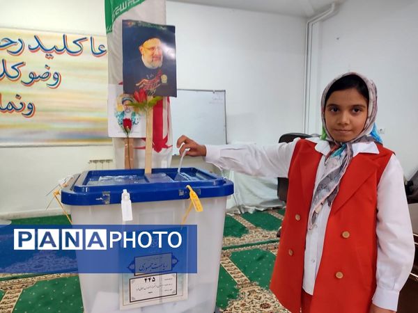 حضور مردم غیور مشهد در چهاردهمین دوره انتخابات ریاست جمهوری در دبستان مهندس رحمانی فرد مشهد 