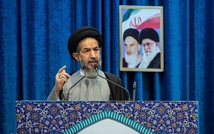 متجاوز را با اتحاد آهنین ملت و دولت و با تبعیت از رهبر معظم انقلاب پشیمان می‌کنیم