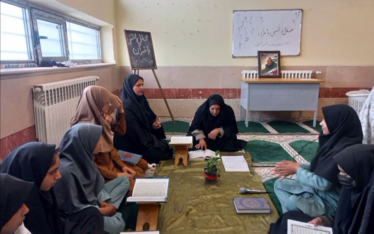 برگزاری محفل قرآنی در دبیرستان عشایری ریگان/ فیلم