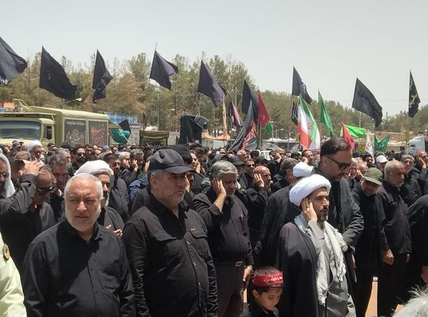 اقامه نماز ظهر عاشورا در قتلگاه بیرجند 