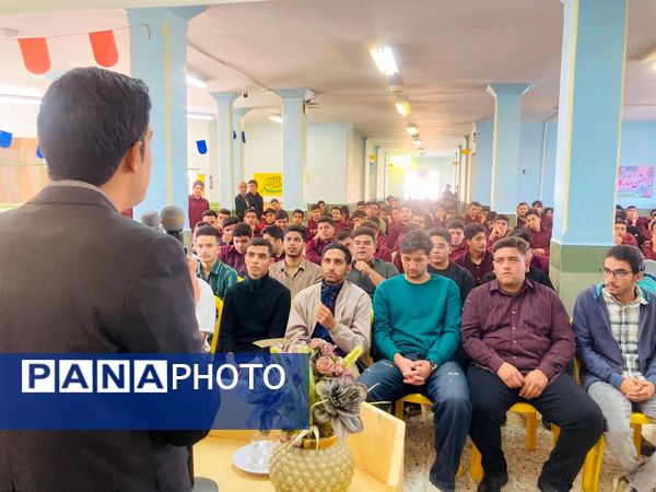  از دانش‌آموزان برتر کنکور در «جشن ستارگان» دبیرستان نمونه آیت‌الله خامنه‌ای تجلیل شد 