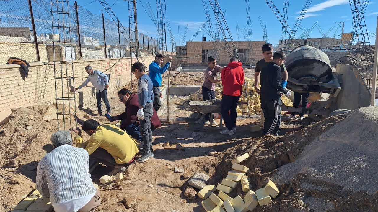 همت جوانان و نوجوانان هیات کشتی در ساخت دبستان فاطمیه ابرکوه