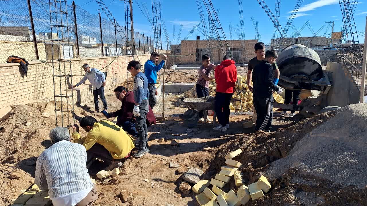 همت جوانان و نوجوانان هیات کشتی در ساخت دبستان فاطمیه ابرکوه