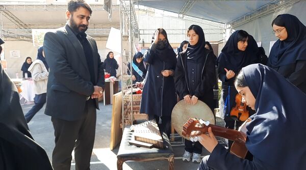 اولین نمایشگاه ماها در دبیرستان فرزانگان ۲ دوره دوم ناحیه ۷ مشهد