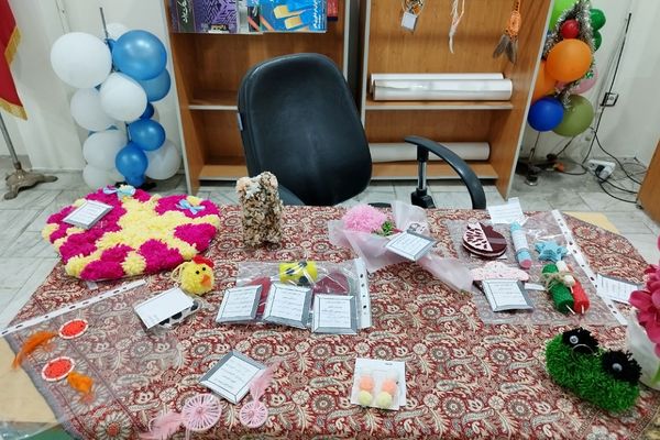 نمایشگاه دست سازه‌های هنری دانش‌آموزان در پژوهش سرای بصیرت 2 ناحیه 2 شهرری 