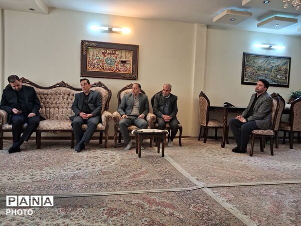 دیدار مدیر آموزش و پرورش ناحیه پنج مشهد با برادر شهید خیرزاده