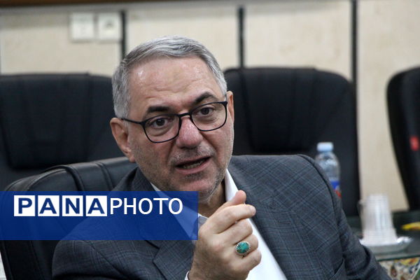 نشست صمیمانه دبیران منتخب زبان و ادبیات فارسی