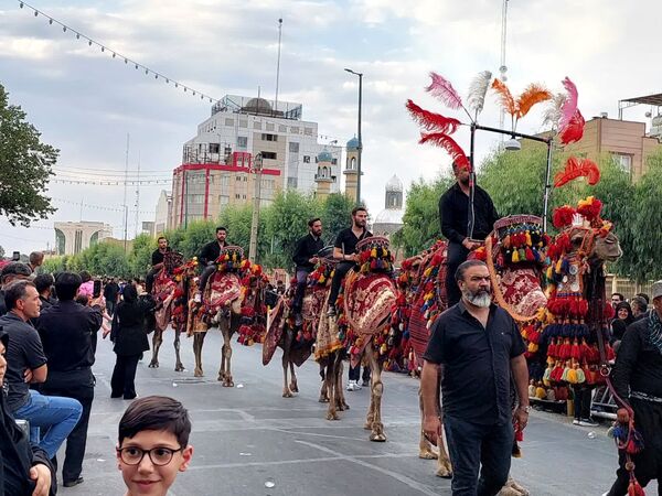 استقبال عزاداران حسینی از کاروان نمادین اسرای کربلا در قم