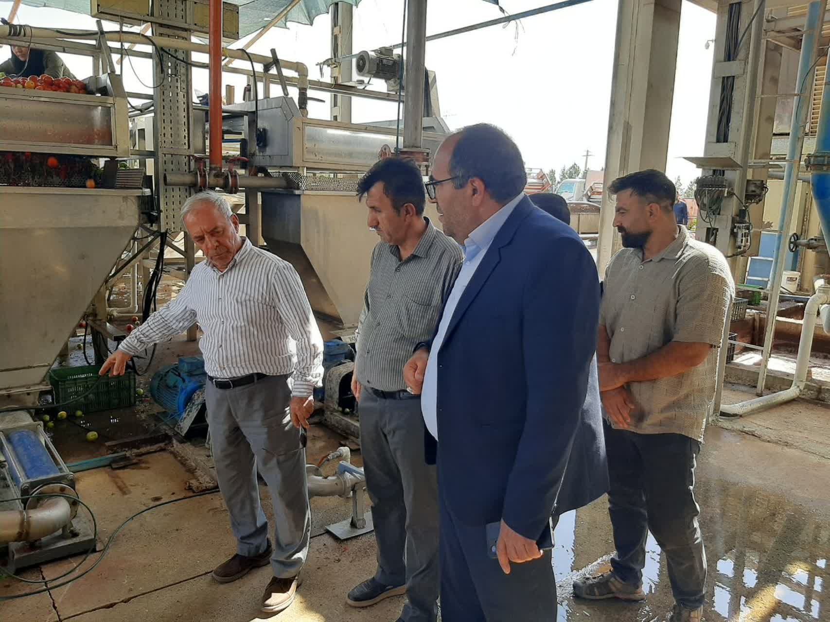 فرماندار اسدآباد بر حمایت از تولید و پیگیری مشکلات کارخانه رب تأکید کرد