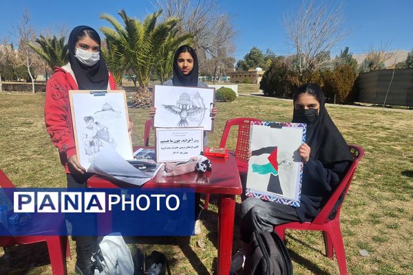 لذت نقاشی همگانی کنار دوستان در بوستان جنت شیراز 