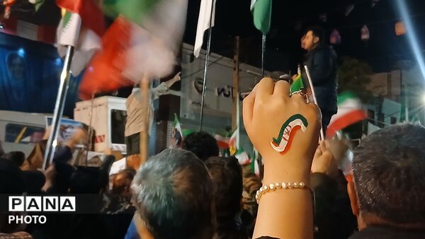 در سپیدای تاریکی ، مردم فریاد روشنی زدند