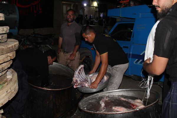 آماده‌سازی هلیم عاشورا در روستای اسحاق آباد نیشابور 