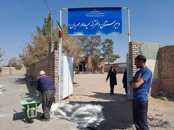 فرآیند چاله‌گیری کوچه دبیرستان مادر مهربان نقاب شهرستان خلیل آباد