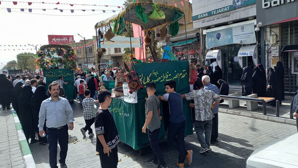 عشق و ارادت زائران حضرت معصومه(س) در قالب کاروان نمادین ورود ایشان به قم