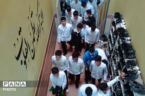 طنین زیارت عاشورا در دبیرستان نمونه دولتی شهدای علم و فناوری