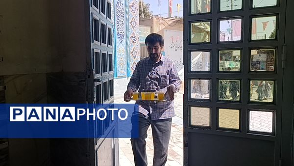 توزیع شربت و شیرینی به مناسبت میلاد پیامبر اسلام (ص) 