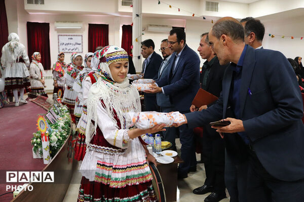 تقدیر از منتخبین حوزه ابتدایی توسط مدیر کل آموزش پرورش 