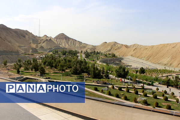 حضور گردشگران روز طبیعت در محوطه باغ‌موزه دفاع مقدس قم