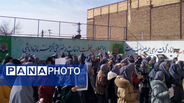 جلوه‌ای از همدلی و عشق به وطن در مدرسه والدین ۲ آناخاتون همزمان با زنگ انقلاب