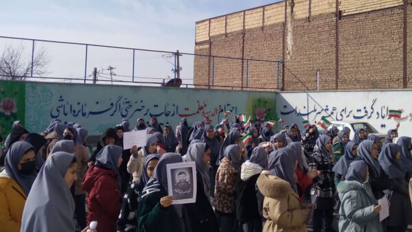 جلوه‌ای از همدلی و عشق به وطن در مدرسه والدین ۲ آناخاتون همزمان با زنگ انقلاب