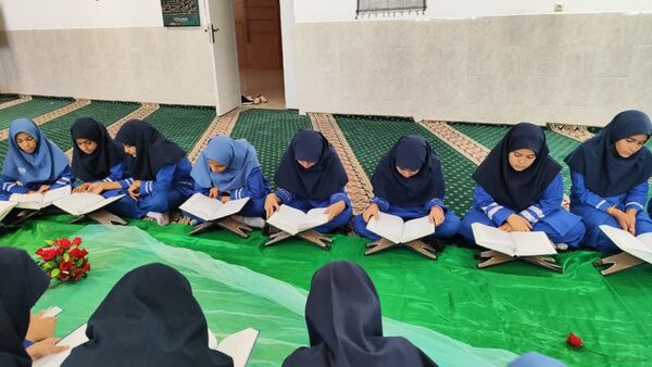 محفل انس با قرآن به یاد شهید سید حسن نصر‌الله در دبستان وکیلی
