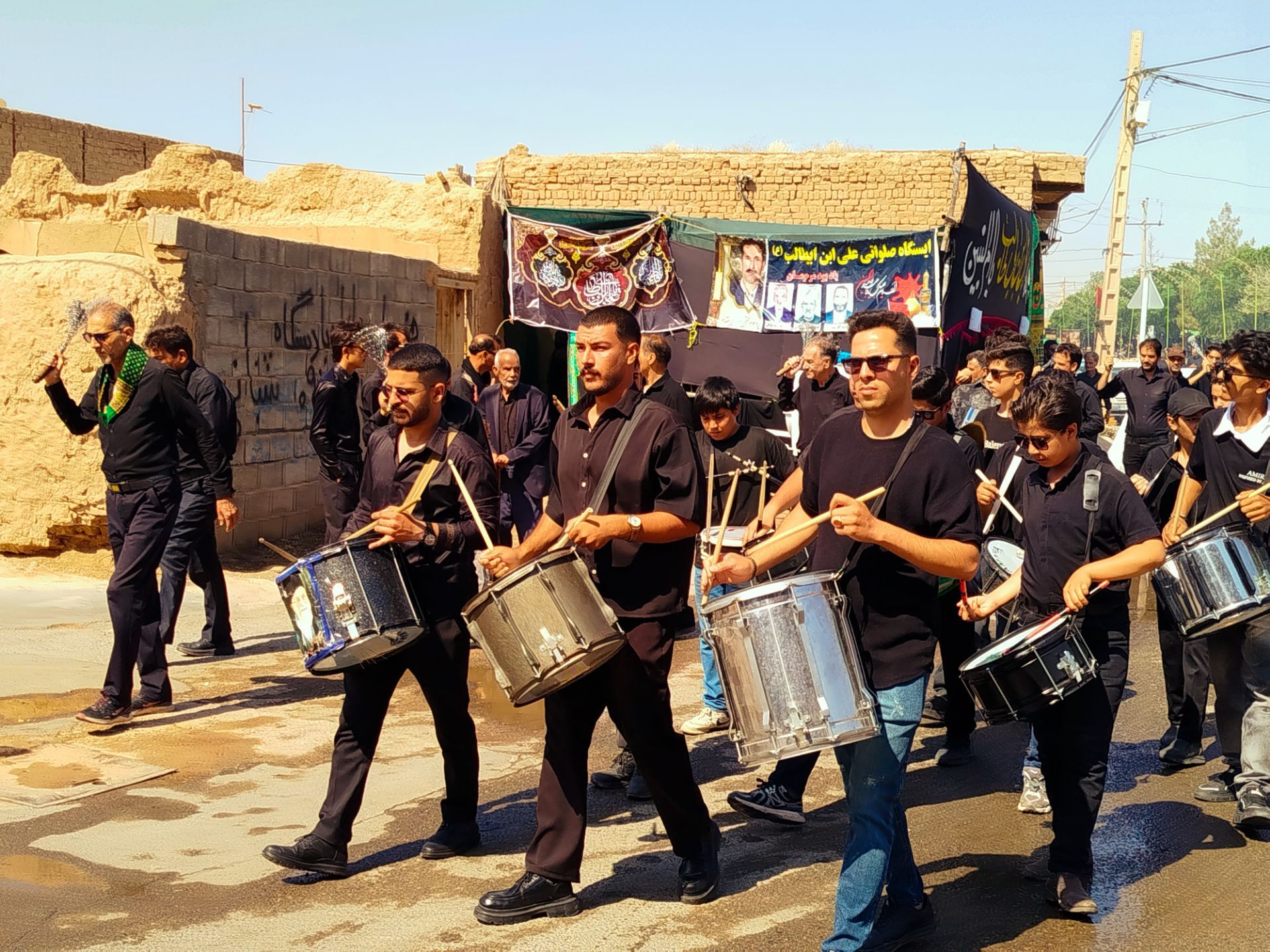 مراسم دسته‌روی زنجیرزنی ظهر عاشورا در روستای فدافن کاشمر